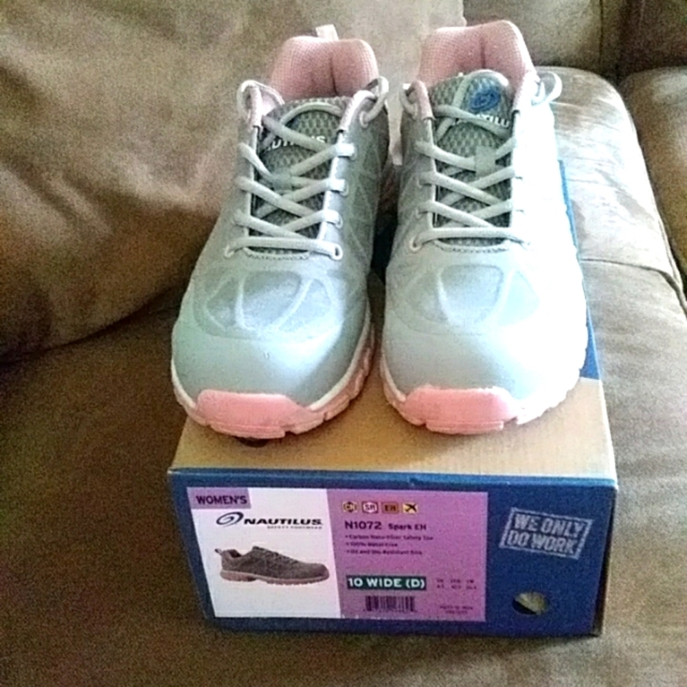 Nautilus steel toe womens work shoes. Only worn once. Size 10 wide.